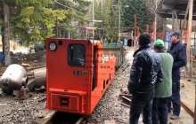 我廠的礦用電機(jī)車邁出國門，走向非洲。