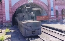 架線式電機(jī)車進(jìn)入信號(hào)燈顯示區(qū)應(yīng)怎么操作？