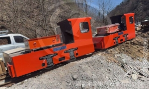 一批5噸湘潭鋰電池電機車抵達礦山現(xiàn)場