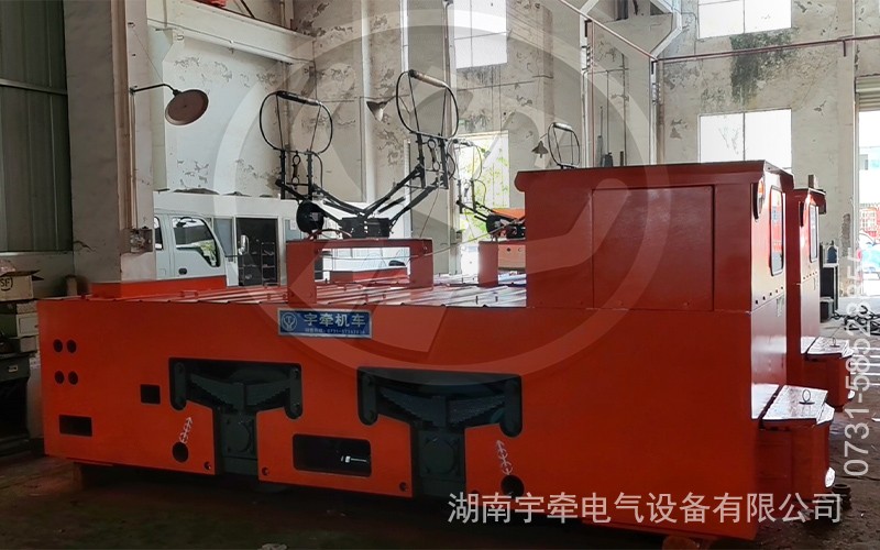 一批14噸架線式湘潭電機車發(fā)往金礦