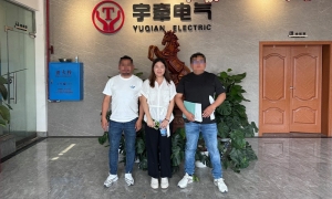 炎炎夏日，國外客戶上門采購遠(yuǎn)程遙控型5噸鋰電池電機(jī)車