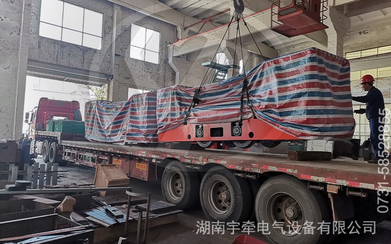 一批双驾驶室8吨防爆蓄电池电机车装车发货