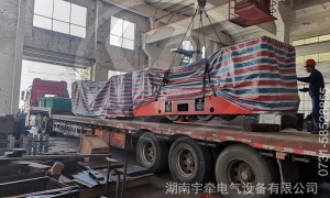 一批雙駕駛室8噸防爆蓄電池電機(jī)車裝車發(fā)貨